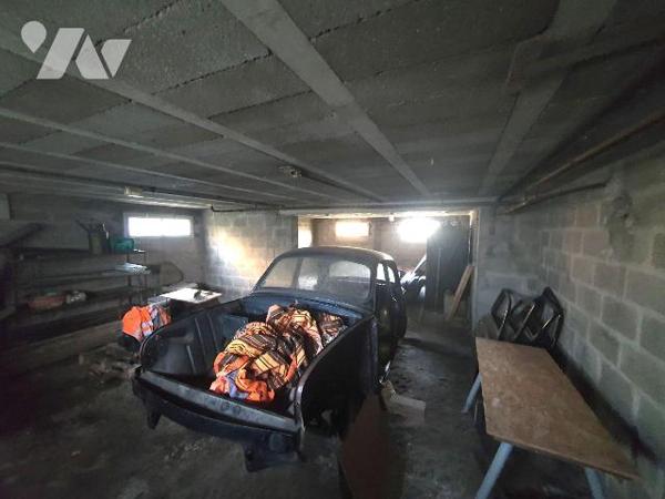 Château-Landon, dans le hameau de Bruzelles, maison à rénover d'environ 86 m² avec sous-sol tot...