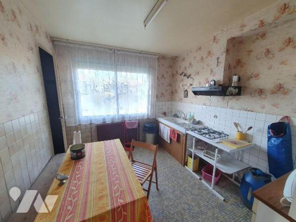 Château-Landon, dans le hameau de Bruzelles, maison à rénover d'environ 86 m² avec sous-sol tot...