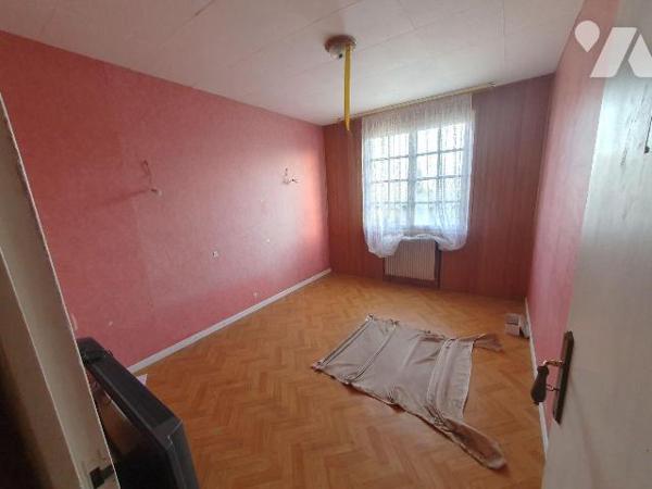 Château-Landon, dans le hameau de Bruzelles, maison à rénover d'environ 86 m² avec sous-sol tot...