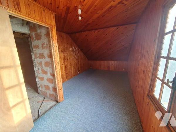 Château-Landon, dans le hameau de Bruzelles, maison à rénover d'environ 86 m² avec sous-sol tot...