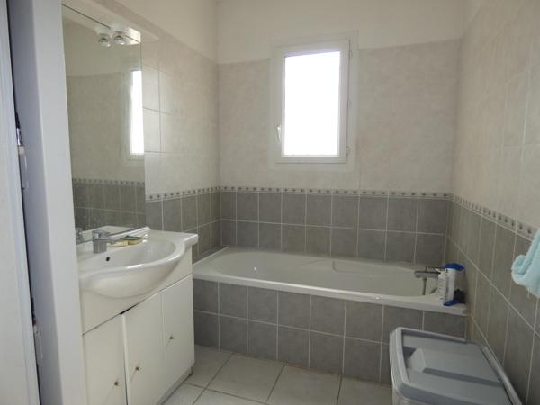 Villa plain pied 95m² 4 chambres sur un terrain arboré de 447m² avec garage