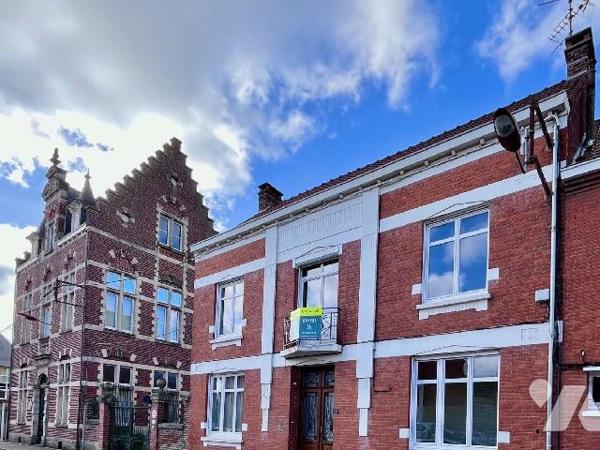 En centre ville d'HAZEBROUCK 59190, à deux pas du jardin public, en face de la future médiathèq...