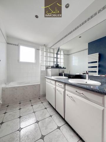 Grande maison idéale pour une résidence familiale ! 5 chambres (possibilité d'acquérir des dépendances/granges