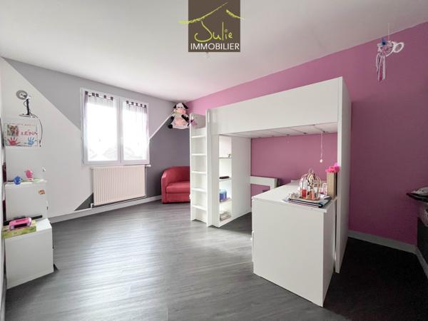 Grande maison idéale pour une résidence familiale ! 5 chambres (possibilité d'acquérir des dépendances/granges