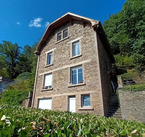 Maison en pierre avec magnifique vue sur la vallée du Lot.