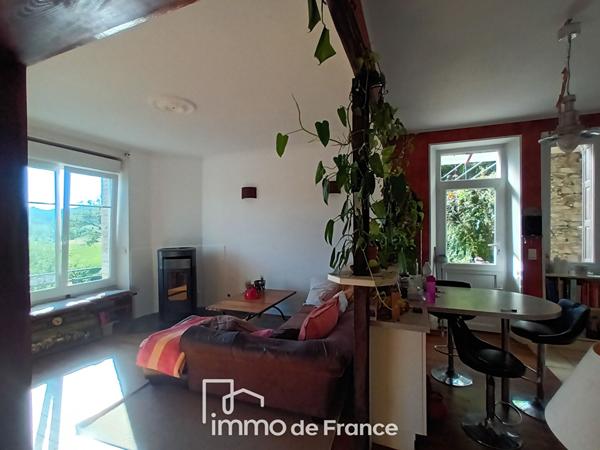 Maison en pierre avec magnifique vue sur la vallée du Lot.