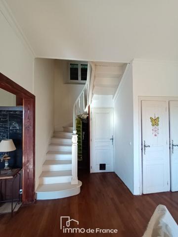 Maison en pierre avec magnifique vue sur la vallée du Lot.