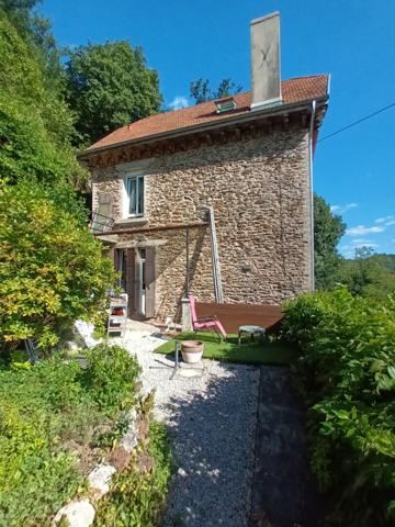 Maison en pierre avec magnifique vue sur la vallée du Lot.