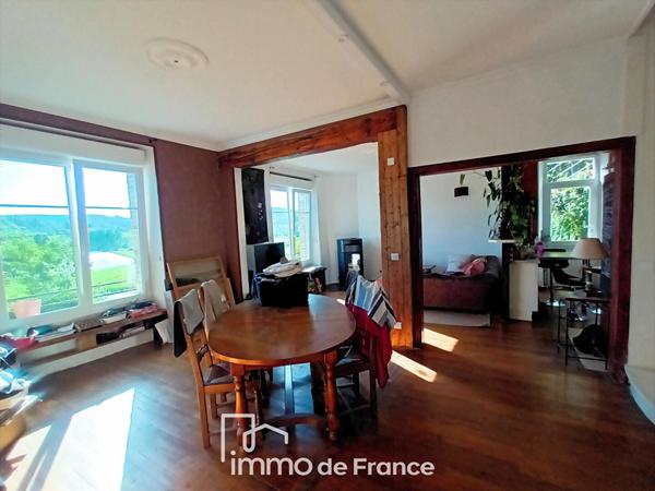 Maison en pierre avec magnifique vue sur la vallée du Lot.