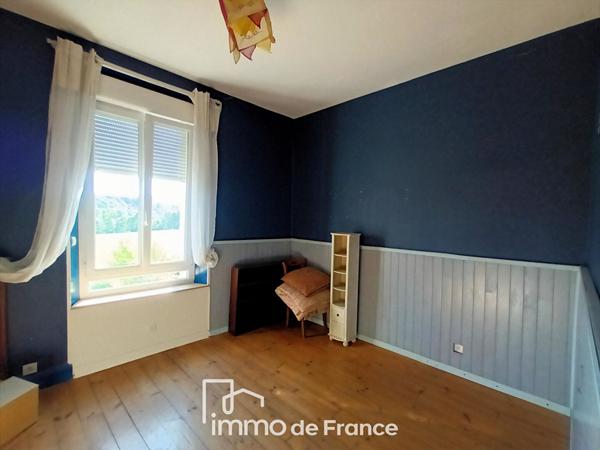 Maison en pierre avec magnifique vue sur la vallée du Lot.