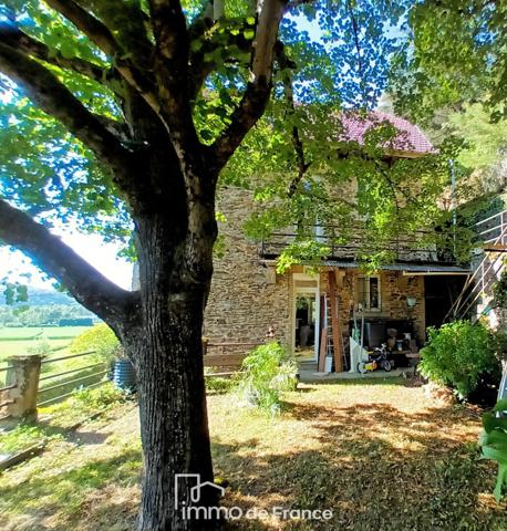 Maison en pierre avec magnifique vue sur la vallée du Lot.