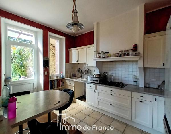Maison en pierre avec magnifique vue sur la vallée du Lot.