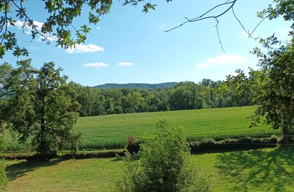 Maison en pierre avec magnifique vue sur la vallée du Lot.