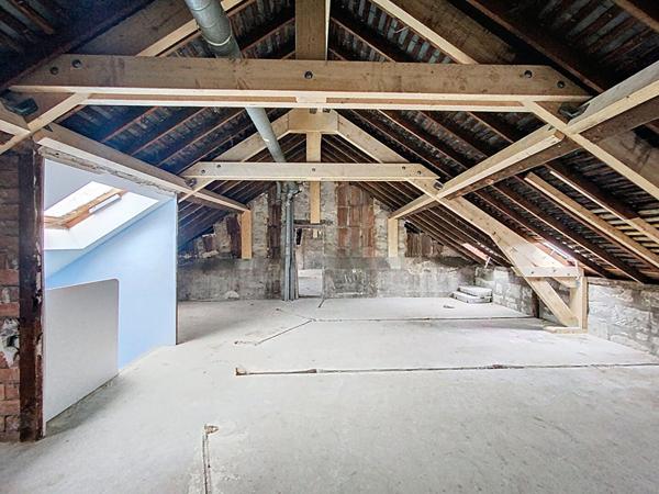 A vendre plateau situé au 3ème et dernier étage d'un petit immeuble, plateau d'environ 115m² au sol, entièrement à aménager, tramway et commerces à 5minutes à pieds.