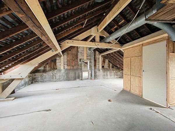 A vendre plateau situé au 3ème et dernier étage d'un petit immeuble, plateau d'environ 115m² au sol, entièrement à aménager, tramway et commerces à 5minutes à pieds.