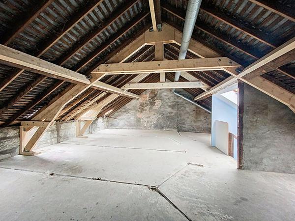 A vendre plateau situé au 3ème et dernier étage d'un petit immeuble, plateau d'environ 115m² au sol, entièrement à aménager, tramway et commerces à 5minutes à pieds.