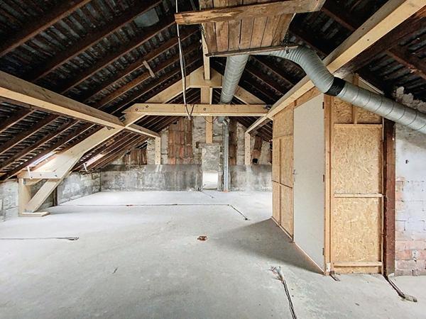 A vendre plateau situé au 3ème et dernier étage d'un petit immeuble, plateau d'environ 115m² au sol, entièrement à aménager, tramway et commerces à 5minutes à pieds.