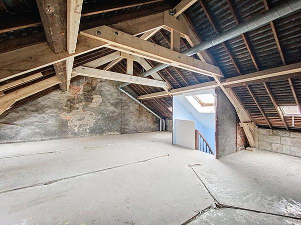 A vendre plateau situé au 3ème et dernier étage d'un petit immeuble, plateau d'environ 115m² au sol, entièrement à aménager, tramway et commerces à 5minutes à pieds.