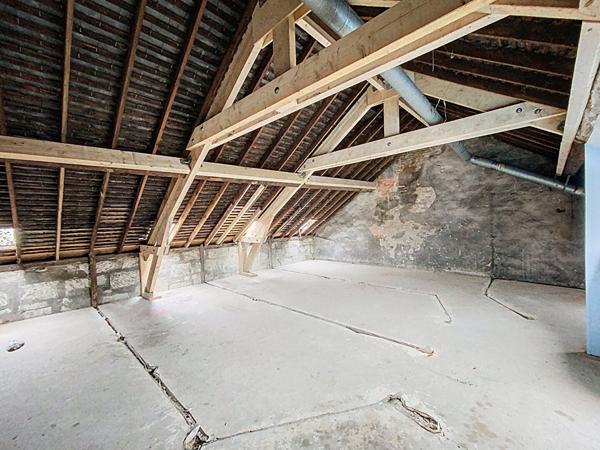 A vendre plateau situé au 3ème et dernier étage d'un petit immeuble, plateau d'environ 115m² au sol, entièrement à aménager, tramway et commerces à 5minutes à pieds.