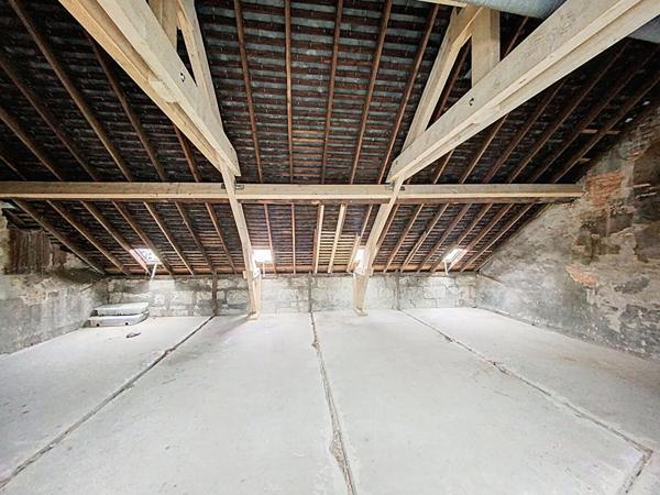 A vendre plateau situé au 3ème et dernier étage d'un petit immeuble, plateau d'environ 115m² au sol, entièrement à aménager, tramway et commerces à 5minutes à pieds.