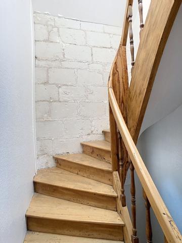 A vendre plateau situé au 3ème et dernier étage d'un petit immeuble, plateau d'environ 115m² au sol, entièrement à aménager, tramway et commerces à 5minutes à pieds.