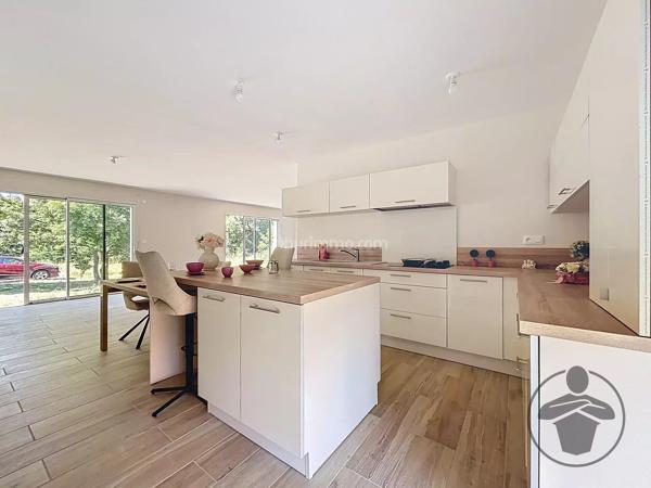 Vente                                                      Maison
                        
                     4 pièces                      123 m2                     à Vélines