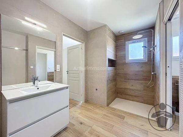 Vente                                                      Maison
                        
                     4 pièces                      123 m2                     à Vélines