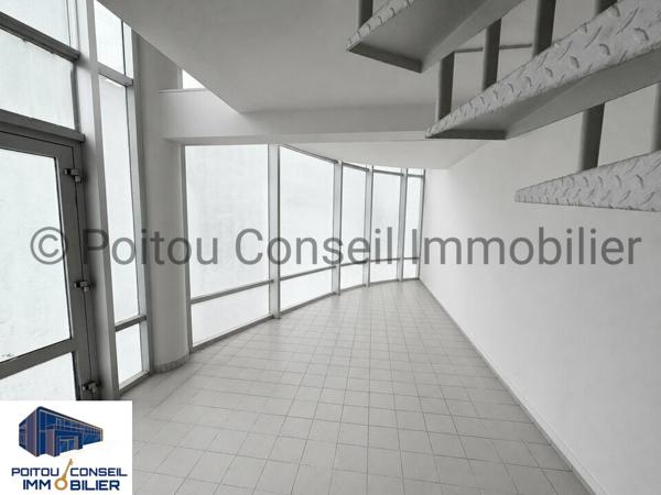 30m2 CENTRE VILLE NIORT AVEC VITRINE FACIL D’ACCES