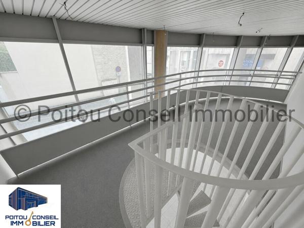 30m2 CENTRE VILLE NIORT AVEC VITRINE FACIL D’ACCES