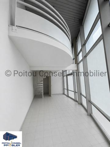 30m2 CENTRE VILLE NIORT AVEC VITRINE FACIL D’ACCES
