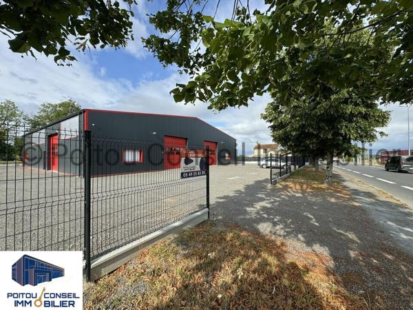 A VENDRE LOCAL D’ACTIVITE AVEC PARKINGS DE 702m2 sur 2000m2 DE TERRAIN AVEC POSSIBILITE DE FONCIER COMPLEMENTAIRE