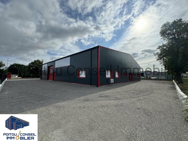 A VENDRE LOCAL D’ACTIVITE AVEC PARKINGS DE 702m2 sur 2000m2 DE TERRAIN AVEC POSSIBILITE DE FONCIER COMPLEMENTAIRE