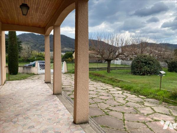 Maison de 120 m² avec double garage et vaste terrain.