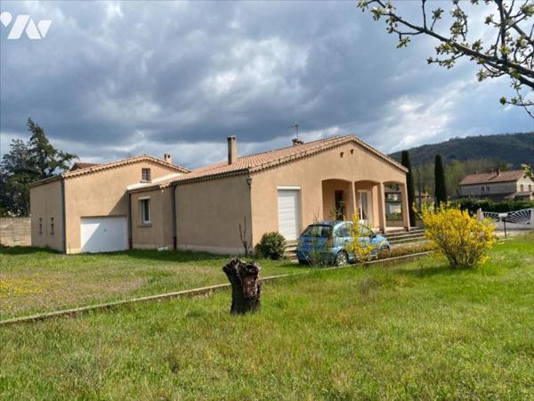 Maison de 120 m² avec double garage et vaste terrain.