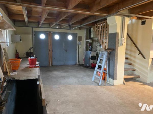 Maison de 120 m² avec double garage et vaste terrain.