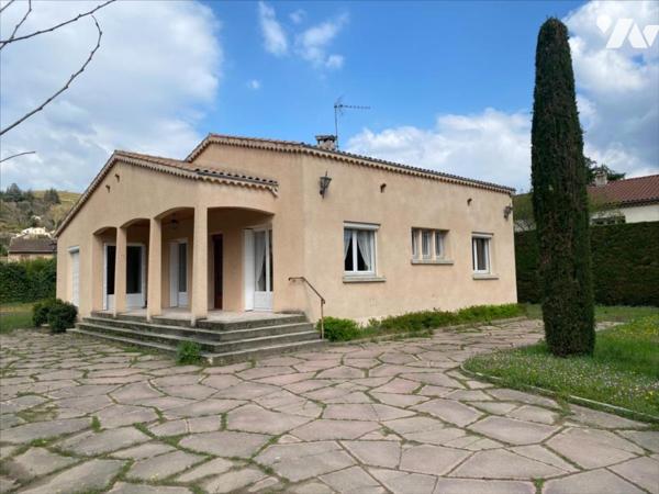 Maison de 120 m² avec double garage et vaste terrain.
