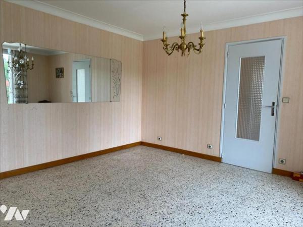 Maison de 120 m² avec double garage et vaste terrain.