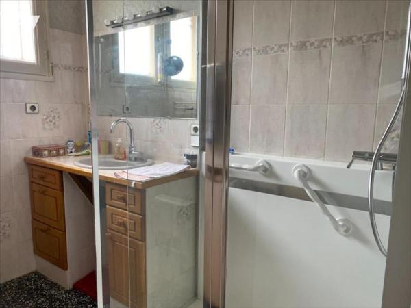 Maison de 120 m² avec double garage et vaste terrain.