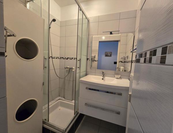 Vaste et lumineux appartement traversant, F6 3 chambre avec balcon