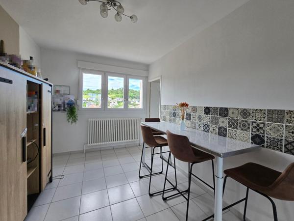 Vaste et lumineux appartement traversant, F6 3 chambre avec balcon