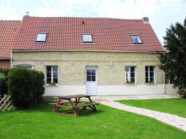 Sur plus d' un hectare,   ensemble immobilier  de deux maisons d'habitation.