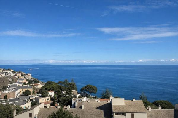 Appartement T3/T4 – 84 m² + terrasse – Pietranera – Vue mer – Ascenseur – Cave + parking