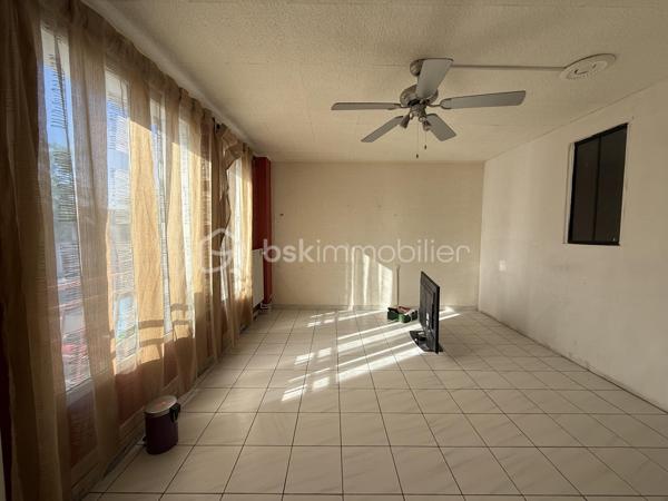 Point info : Une vidéo du logement, un dossier complet avec photos supplémentaires, diagnostics et documents relatifs au bien sont disponibles sur simple demande avant la visite.

Appartement de 97 m² – Avenue de la Libération

Situé Avenue de la Libération, cet appartement de 97 m² offre de beaux volumes et un agencement fonctionnel, idéal aussi bien pour une résidence principale que pour un investissement locatif.

Il se compose d’une entrée avec un vaste couloir, d’un séjour lumineux, d’une cuisine indépendante, de trois chambres confortables ainsi que d’un WC indépendant.

L’isolation thermique par l’extérieur a été récemment réalisée, vous permettant de bénéficier d’un meilleur confort et de performances énergétiques améliorées. Un rafraîchissement intérieur est à prévoir, offrant l’opportunité de personnaliser le logement selon vos envies.

Son emplacement, à proximité immédiate des commerces, des écoles et des transports, constitue un véritable atout au quotidien.

Un appartement aux beaux volumes, offrant un fort potentiel, à découvrir sans tarder.

Avec une cave.

Pour plus d’informations ou organiser une visite, contactez-moi

Pour plus d’informations ou pour organiser une visite, contactez-moi.
J’accompagne mes clients, dont plusieurs disposent déjà d’un financement fiable et assuré, dans leur recherche de biens au Mans et ses alentours. Je suis également à la recherche de nouveaux biens à vendre. Je rémunère mes apporteurs d’affaires et je travaille avec un réseau d’artisans ainsi qu’un courtier en financement afin de vous accompagner dans toutes les étapes de votre projet immobilier.