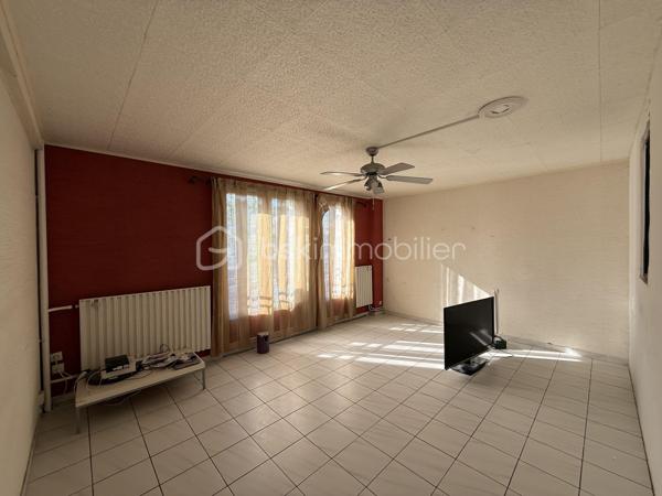 Point info : Une vidéo du logement, un dossier complet avec photos supplémentaires, diagnostics et documents relatifs au bien sont disponibles sur simple demande avant la visite.

Appartement de 97 m² – Avenue de la Libération

Situé Avenue de la Libération, cet appartement de 97 m² offre de beaux volumes et un agencement fonctionnel, idéal aussi bien pour une résidence principale que pour un investissement locatif.

Il se compose d’une entrée avec un vaste couloir, d’un séjour lumineux, d’une cuisine indépendante, de trois chambres confortables ainsi que d’un WC indépendant.

L’isolation thermique par l’extérieur a été récemment réalisée, vous permettant de bénéficier d’un meilleur confort et de performances énergétiques améliorées. Un rafraîchissement intérieur est à prévoir, offrant l’opportunité de personnaliser le logement selon vos envies.

Son emplacement, à proximité immédiate des commerces, des écoles et des transports, constitue un véritable atout au quotidien.

Un appartement aux beaux volumes, offrant un fort potentiel, à découvrir sans tarder.

Avec une cave.

Pour plus d’informations ou organiser une visite, contactez-moi

Pour plus d’informations ou pour organiser une visite, contactez-moi.
J’accompagne mes clients, dont plusieurs disposent déjà d’un financement fiable et assuré, dans leur recherche de biens au Mans et ses alentours. Je suis également à la recherche de nouveaux biens à vendre. Je rémunère mes apporteurs d’affaires et je travaille avec un réseau d’artisans ainsi qu’un courtier en financement afin de vous accompagner dans toutes les étapes de votre projet immobilier.