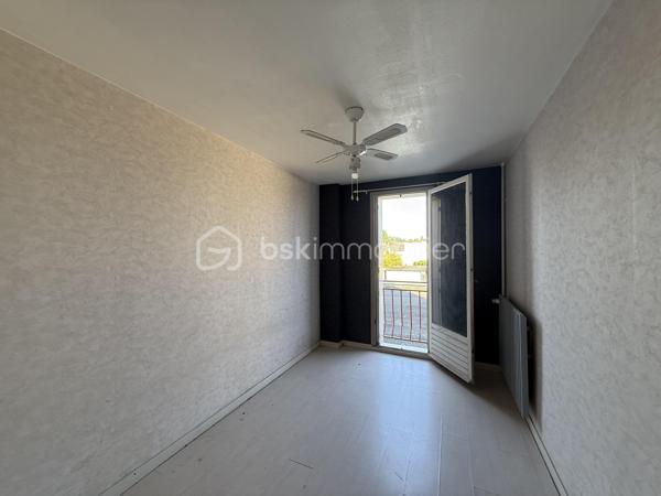 Point info : Une vidéo du logement, un dossier complet avec photos supplémentaires, diagnostics et documents relatifs au bien sont disponibles sur simple demande avant la visite.

Appartement de 97 m² – Avenue de la Libération

Situé Avenue de la Libération, cet appartement de 97 m² offre de beaux volumes et un agencement fonctionnel, idéal aussi bien pour une résidence principale que pour un investissement locatif.

Il se compose d’une entrée avec un vaste couloir, d’un séjour lumineux, d’une cuisine indépendante, de trois chambres confortables ainsi que d’un WC indépendant.

L’isolation thermique par l’extérieur a été récemment réalisée, vous permettant de bénéficier d’un meilleur confort et de performances énergétiques améliorées. Un rafraîchissement intérieur est à prévoir, offrant l’opportunité de personnaliser le logement selon vos envies.

Son emplacement, à proximité immédiate des commerces, des écoles et des transports, constitue un véritable atout au quotidien.

Un appartement aux beaux volumes, offrant un fort potentiel, à découvrir sans tarder.

Avec une cave.

Pour plus d’informations ou organiser une visite, contactez-moi

Pour plus d’informations ou pour organiser une visite, contactez-moi.
J’accompagne mes clients, dont plusieurs disposent déjà d’un financement fiable et assuré, dans leur recherche de biens au Mans et ses alentours. Je suis également à la recherche de nouveaux biens à vendre. Je rémunère mes apporteurs d’affaires et je travaille avec un réseau d’artisans ainsi qu’un courtier en financement afin de vous accompagner dans toutes les étapes de votre projet immobilier.