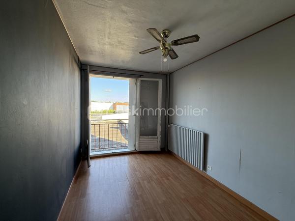 Point info : Une vidéo du logement, un dossier complet avec photos supplémentaires, diagnostics et documents relatifs au bien sont disponibles sur simple demande avant la visite.

Appartement de 97 m² – Avenue de la Libération

Situé Avenue de la Libération, cet appartement de 97 m² offre de beaux volumes et un agencement fonctionnel, idéal aussi bien pour une résidence principale que pour un investissement locatif.

Il se compose d’une entrée avec un vaste couloir, d’un séjour lumineux, d’une cuisine indépendante, de trois chambres confortables ainsi que d’un WC indépendant.

L’isolation thermique par l’extérieur a été récemment réalisée, vous permettant de bénéficier d’un meilleur confort et de performances énergétiques améliorées. Un rafraîchissement intérieur est à prévoir, offrant l’opportunité de personnaliser le logement selon vos envies.

Son emplacement, à proximité immédiate des commerces, des écoles et des transports, constitue un véritable atout au quotidien.

Un appartement aux beaux volumes, offrant un fort potentiel, à découvrir sans tarder.

Avec une cave.

Pour plus d’informations ou organiser une visite, contactez-moi

Pour plus d’informations ou pour organiser une visite, contactez-moi.
J’accompagne mes clients, dont plusieurs disposent déjà d’un financement fiable et assuré, dans leur recherche de biens au Mans et ses alentours. Je suis également à la recherche de nouveaux biens à vendre. Je rémunère mes apporteurs d’affaires et je travaille avec un réseau d’artisans ainsi qu’un courtier en financement afin de vous accompagner dans toutes les étapes de votre projet immobilier.