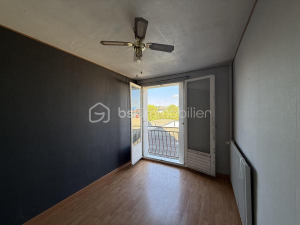 Point info : Une vidéo du logement, un dossier complet avec photos supplémentaires, diagnostics et documents relatifs au bien sont disponibles sur simple demande avant la visite.

Appartement de 97 m² – Avenue de la Libération

Situé Avenue de la Libération, cet appartement de 97 m² offre de beaux volumes et un agencement fonctionnel, idéal aussi bien pour une résidence principale que pour un investissement locatif.

Il se compose d’une entrée avec un vaste couloir, d’un séjour lumineux, d’une cuisine indépendante, de trois chambres confortables ainsi que d’un WC indépendant.

L’isolation thermique par l’extérieur a été récemment réalisée, vous permettant de bénéficier d’un meilleur confort et de performances énergétiques améliorées. Un rafraîchissement intérieur est à prévoir, offrant l’opportunité de personnaliser le logement selon vos envies.

Son emplacement, à proximité immédiate des commerces, des écoles et des transports, constitue un véritable atout au quotidien.

Un appartement aux beaux volumes, offrant un fort potentiel, à découvrir sans tarder.

Avec une cave.

Pour plus d’informations ou organiser une visite, contactez-moi

Pour plus d’informations ou pour organiser une visite, contactez-moi.
J’accompagne mes clients, dont plusieurs disposent déjà d’un financement fiable et assuré, dans leur recherche de biens au Mans et ses alentours. Je suis également à la recherche de nouveaux biens à vendre. Je rémunère mes apporteurs d’affaires et je travaille avec un réseau d’artisans ainsi qu’un courtier en financement afin de vous accompagner dans toutes les étapes de votre projet immobilier.