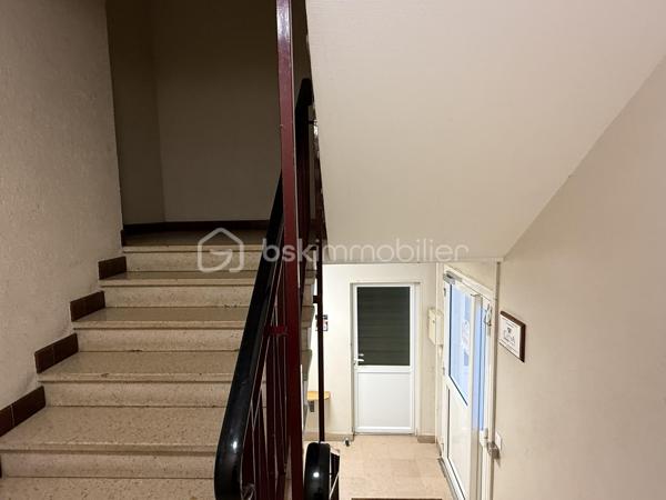 Point info : Une vidéo du logement, un dossier complet avec photos supplémentaires, diagnostics et documents relatifs au bien sont disponibles sur simple demande avant la visite.

Appartement de 97 m² – Avenue de la Libération

Situé Avenue de la Libération, cet appartement de 97 m² offre de beaux volumes et un agencement fonctionnel, idéal aussi bien pour une résidence principale que pour un investissement locatif.

Il se compose d’une entrée avec un vaste couloir, d’un séjour lumineux, d’une cuisine indépendante, de trois chambres confortables ainsi que d’un WC indépendant.

L’isolation thermique par l’extérieur a été récemment réalisée, vous permettant de bénéficier d’un meilleur confort et de performances énergétiques améliorées. Un rafraîchissement intérieur est à prévoir, offrant l’opportunité de personnaliser le logement selon vos envies.

Son emplacement, à proximité immédiate des commerces, des écoles et des transports, constitue un véritable atout au quotidien.

Un appartement aux beaux volumes, offrant un fort potentiel, à découvrir sans tarder.

Avec une cave.

Pour plus d’informations ou organiser une visite, contactez-moi

Pour plus d’informations ou pour organiser une visite, contactez-moi.
J’accompagne mes clients, dont plusieurs disposent déjà d’un financement fiable et assuré, dans leur recherche de biens au Mans et ses alentours. Je suis également à la recherche de nouveaux biens à vendre. Je rémunère mes apporteurs d’affaires et je travaille avec un réseau d’artisans ainsi qu’un courtier en financement afin de vous accompagner dans toutes les étapes de votre projet immobilier.