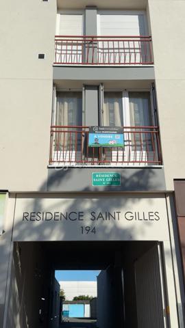 Point info : Une vidéo du logement, un dossier complet avec photos supplémentaires, diagnostics et documents relatifs au bien sont disponibles sur simple demande avant la visite.

Appartement de 97 m² – Avenue de la Libération

Situé Avenue de la Libération, cet appartement de 97 m² offre de beaux volumes et un agencement fonctionnel, idéal aussi bien pour une résidence principale que pour un investissement locatif.

Il se compose d’une entrée avec un vaste couloir, d’un séjour lumineux, d’une cuisine indépendante, de trois chambres confortables ainsi que d’un WC indépendant.

L’isolation thermique par l’extérieur a été récemment réalisée, vous permettant de bénéficier d’un meilleur confort et de performances énergétiques améliorées. Un rafraîchissement intérieur est à prévoir, offrant l’opportunité de personnaliser le logement selon vos envies.

Son emplacement, à proximité immédiate des commerces, des écoles et des transports, constitue un véritable atout au quotidien.

Un appartement aux beaux volumes, offrant un fort potentiel, à découvrir sans tarder.

Avec une cave.

Pour plus d’informations ou organiser une visite, contactez-moi

Pour plus d’informations ou pour organiser une visite, contactez-moi.
J’accompagne mes clients, dont plusieurs disposent déjà d’un financement fiable et assuré, dans leur recherche de biens au Mans et ses alentours. Je suis également à la recherche de nouveaux biens à vendre. Je rémunère mes apporteurs d’affaires et je travaille avec un réseau d’artisans ainsi qu’un courtier en financement afin de vous accompagner dans toutes les étapes de votre projet immobilier.