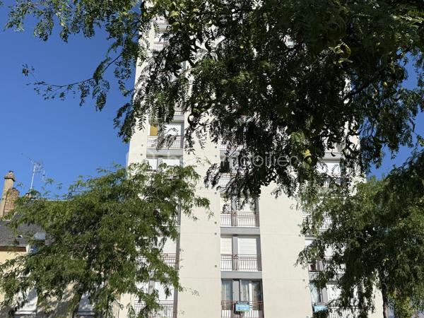 Point info : Une vidéo du logement, un dossier complet avec photos supplémentaires, diagnostics et documents relatifs au bien sont disponibles sur simple demande avant la visite.

Appartement de 97 m² – Avenue de la Libération

Situé Avenue de la Libération, cet appartement de 97 m² offre de beaux volumes et un agencement fonctionnel, idéal aussi bien pour une résidence principale que pour un investissement locatif.

Il se compose d’une entrée avec un vaste couloir, d’un séjour lumineux, d’une cuisine indépendante, de trois chambres confortables ainsi que d’un WC indépendant.

L’isolation thermique par l’extérieur a été récemment réalisée, vous permettant de bénéficier d’un meilleur confort et de performances énergétiques améliorées. Un rafraîchissement intérieur est à prévoir, offrant l’opportunité de personnaliser le logement selon vos envies.

Son emplacement, à proximité immédiate des commerces, des écoles et des transports, constitue un véritable atout au quotidien.

Un appartement aux beaux volumes, offrant un fort potentiel, à découvrir sans tarder.

Avec une cave.

Pour plus d’informations ou organiser une visite, contactez-moi

Pour plus d’informations ou pour organiser une visite, contactez-moi.
J’accompagne mes clients, dont plusieurs disposent déjà d’un financement fiable et assuré, dans leur recherche de biens au Mans et ses alentours. Je suis également à la recherche de nouveaux biens à vendre. Je rémunère mes apporteurs d’affaires et je travaille avec un réseau d’artisans ainsi qu’un courtier en financement afin de vous accompagner dans toutes les étapes de votre projet immobilier.